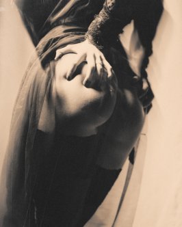 Карминный изнуряющий танец