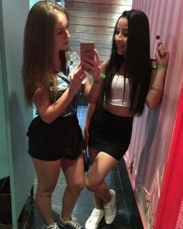 С двумя студентками